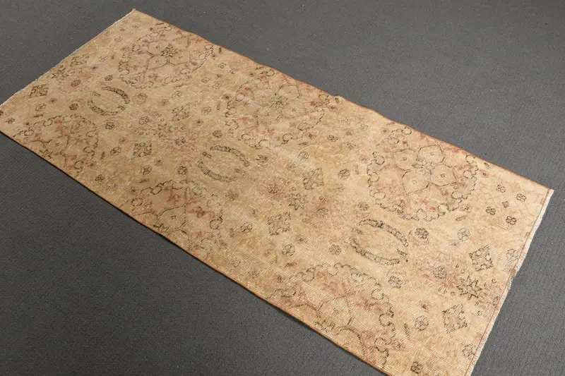 Kleiner türkischer Vintage-Teppich, 76 x 174 cm, braun eingefasster Oushak-Teppich - 1