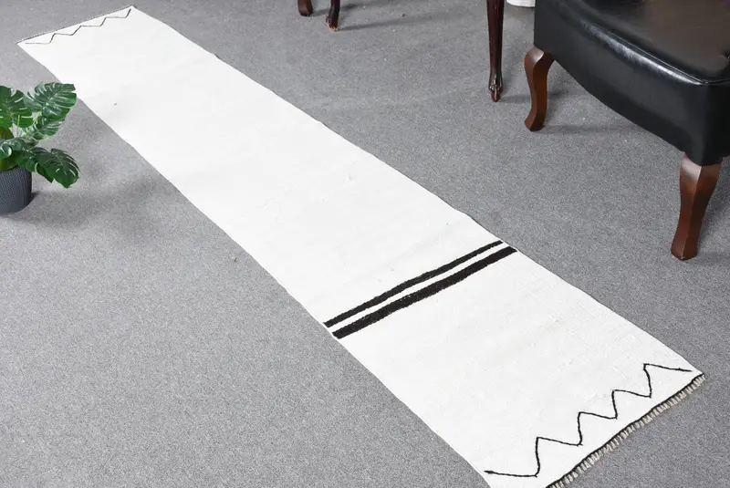 Alfombra Kilim vintage turca de 49 x 274 cm, alfombra de lana abstracta blanca - 1