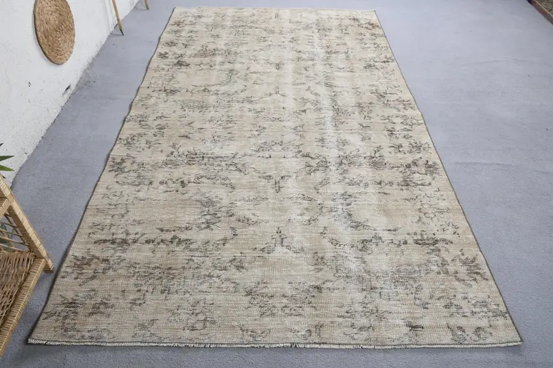 エレガントなベージュ&グリーンのペルシャ絨毯、5.1x8.9フィート