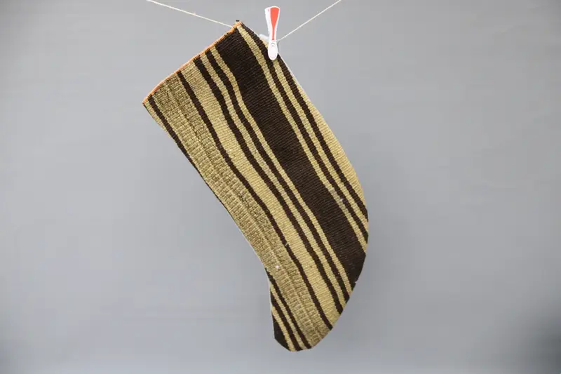 Medias de adornos navideños marrones y beige, decoración festiva navideña