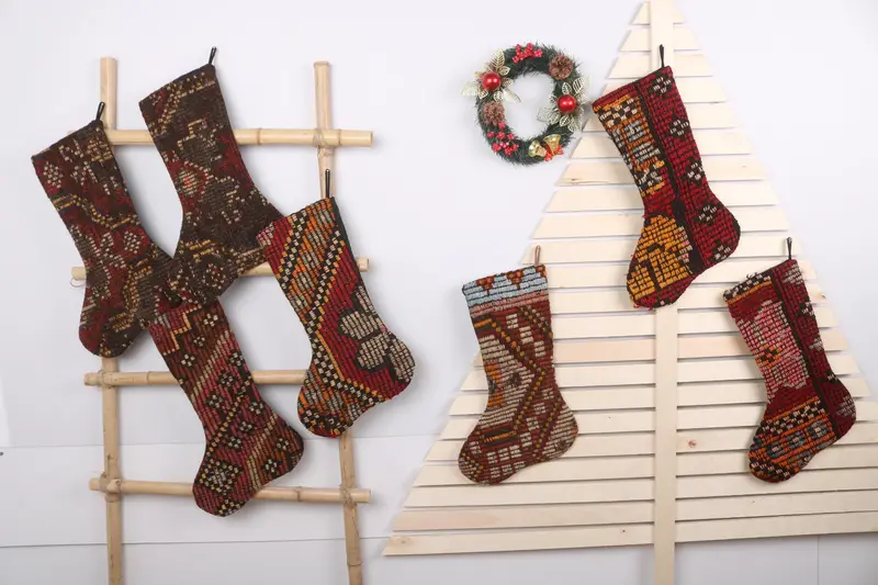 Şenlikli Noel Süsleri Deseni, 7 İnç Dekoratif Noel Çorabı