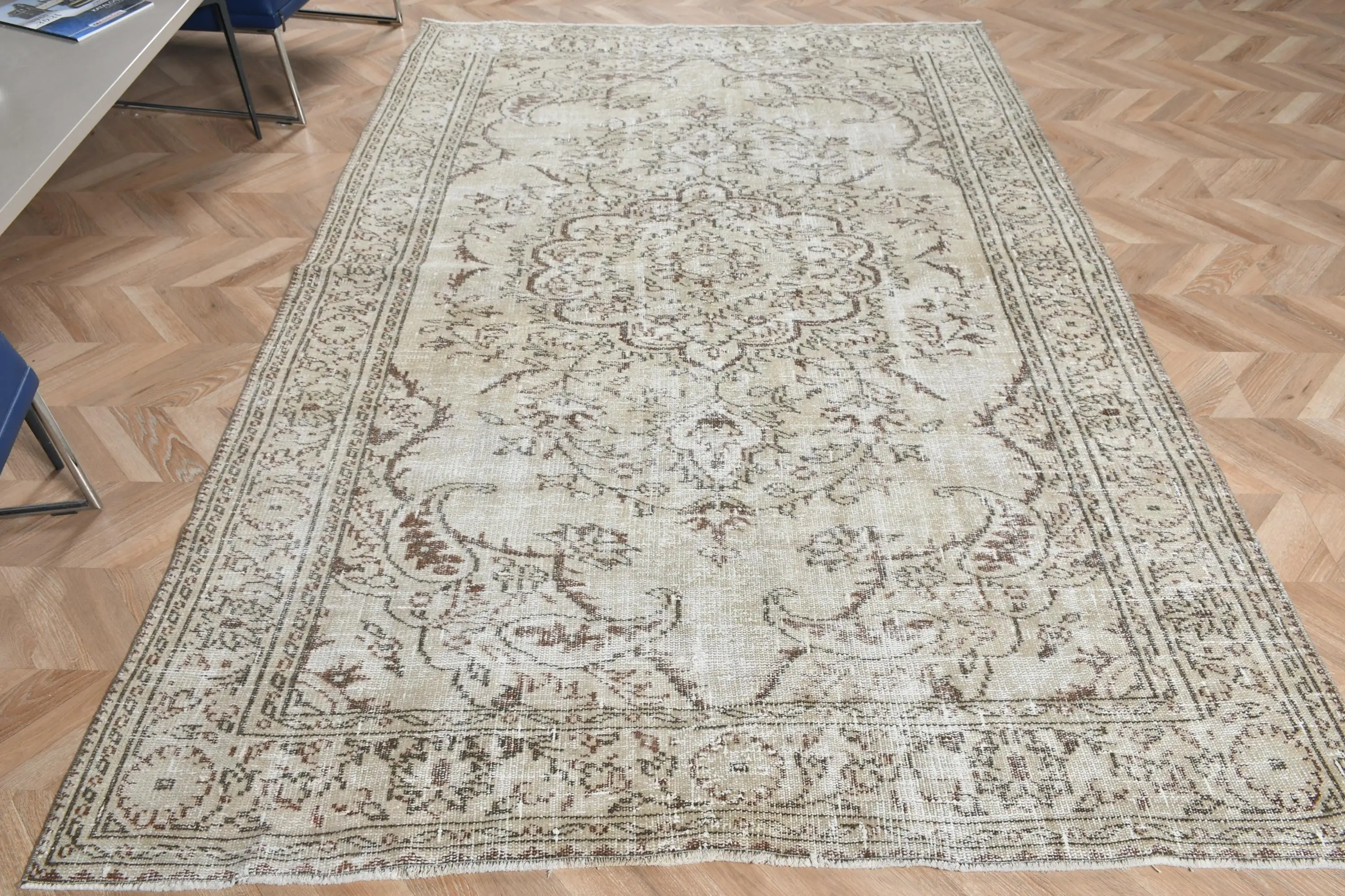 5.9x8.5 ft Vintage Türk Halısı, Büyük Halı, Beyaz Kahverengi Çiçekli Yün Halı - 1