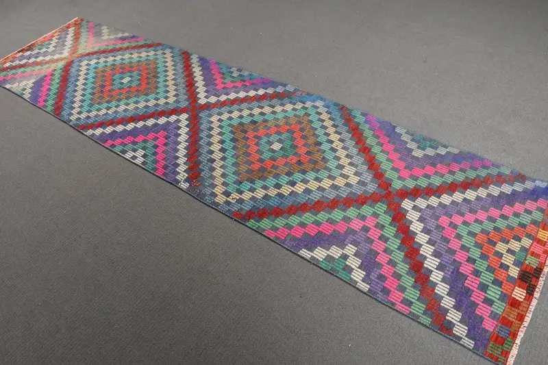 Vintage Läuferteppich 2,4x9,8 Fuß, türkischer Wollteppich mit rotem Tarnmuster - 1