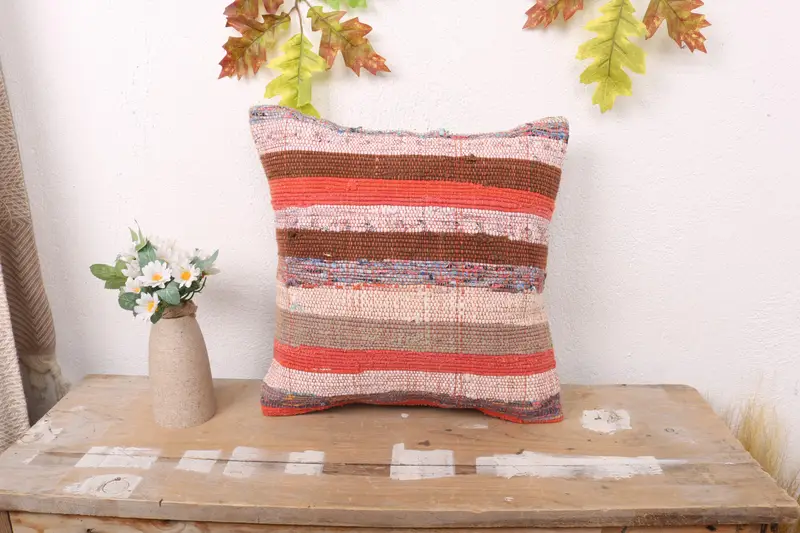 Rot-braun gestreiftes Kissen, handgefertigtes besticktes Kissen