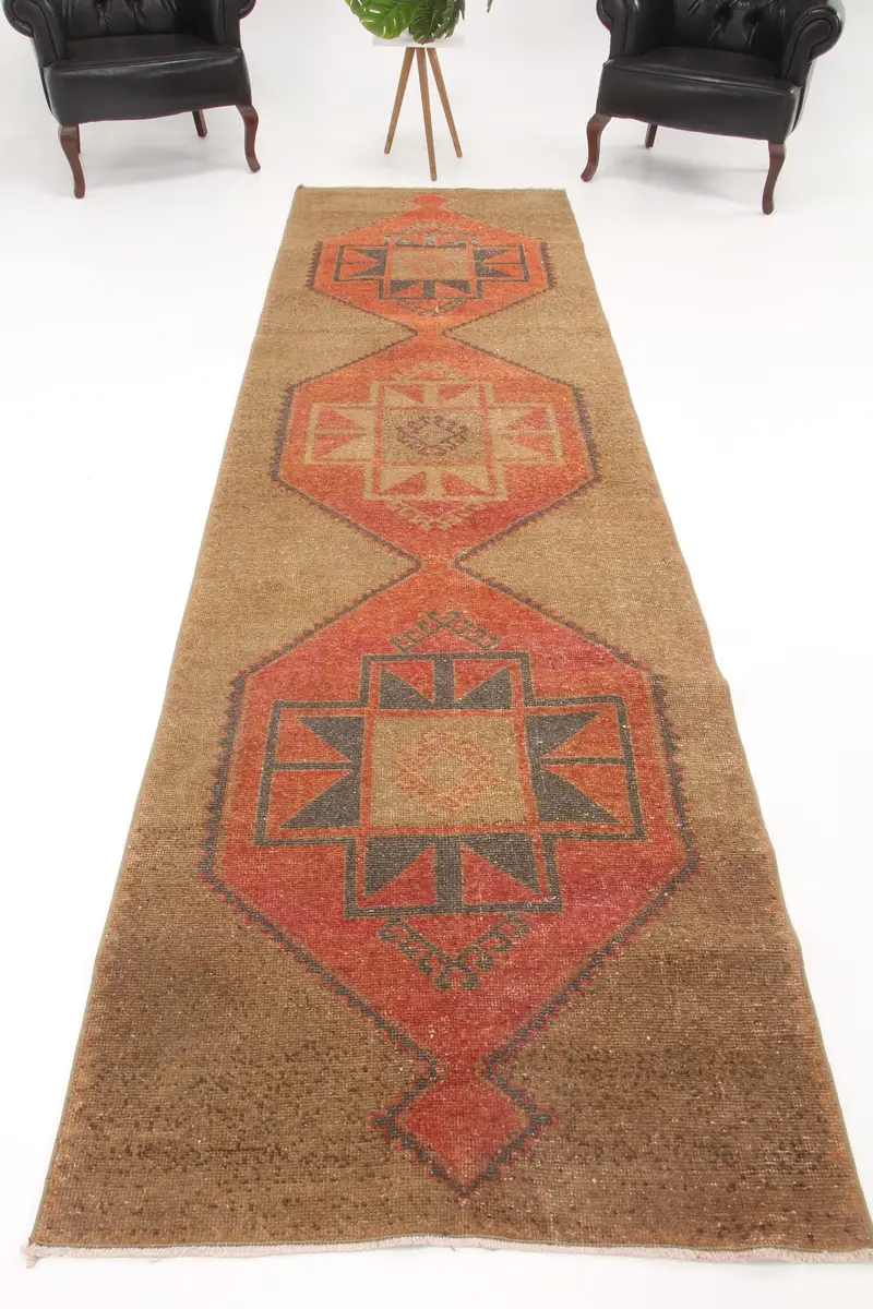 Türkischer 3,3x11,7 ft Teppich, Vintage Läuferteppich, brauner Teppich mit Pflanzen und Bäumen - 1