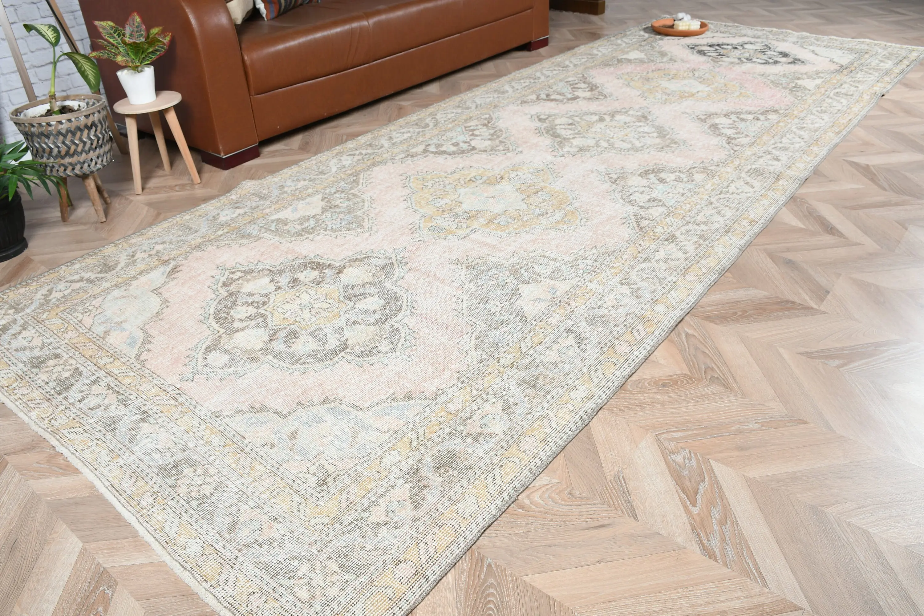 Vintage Türk Halısı 4,74x12,8 ft (144,5x391 cm), Beyaz Pembe Puantiyeli Halı - 1