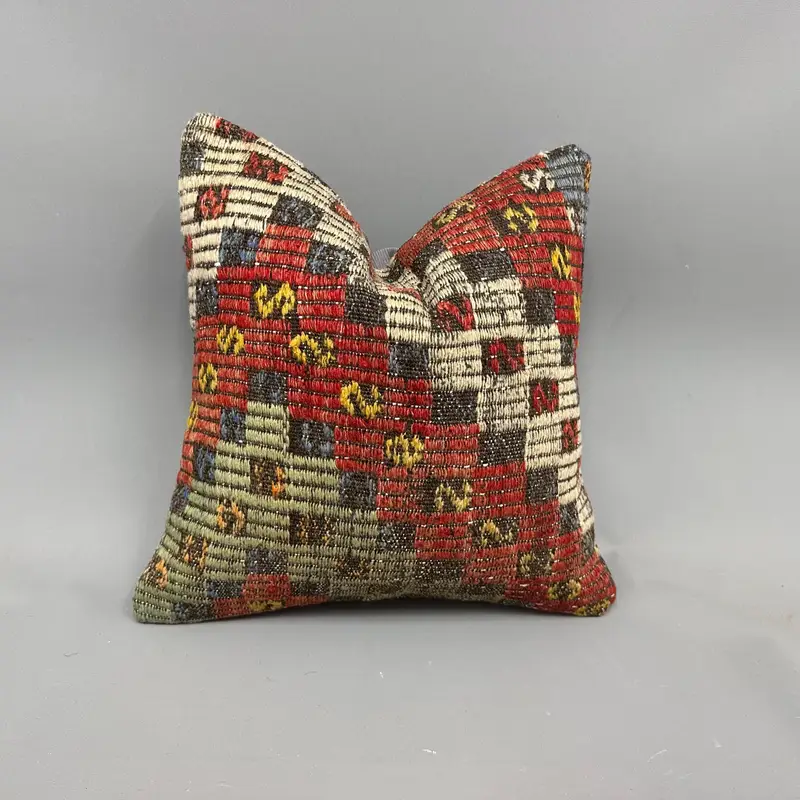 Rotes und grünes Kelimkissen, besticktes Wurfkissen