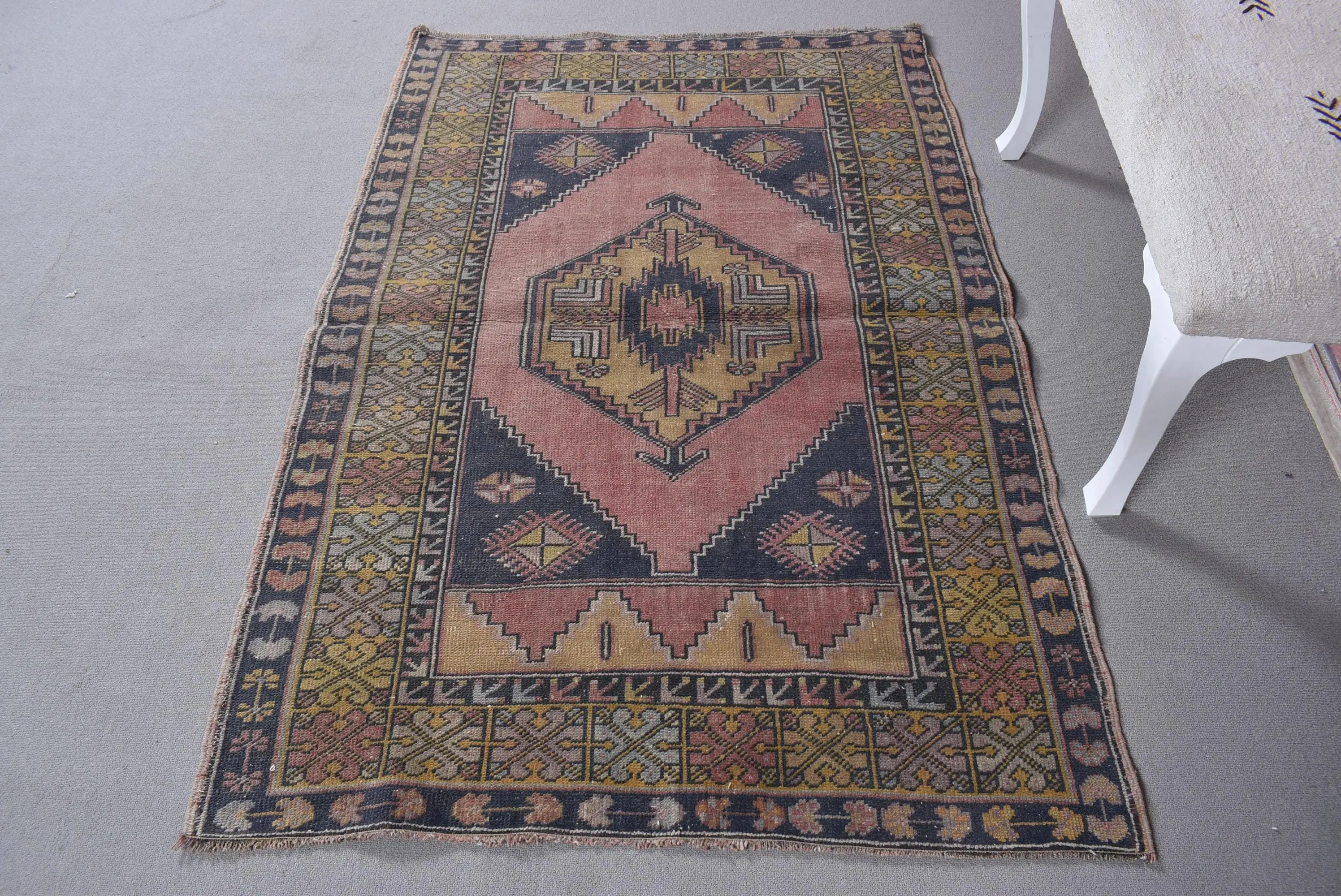 Vintage Türk Halısı 3.7x5.4 ft, Kırmızı Hayvan Baskı Yün Halı - 1