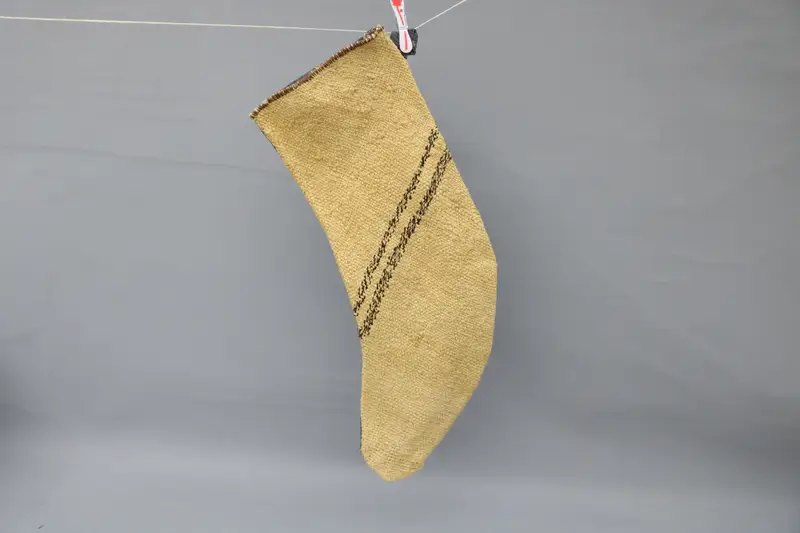 Medias de adornos navideños beige y marrón, encanto festivo