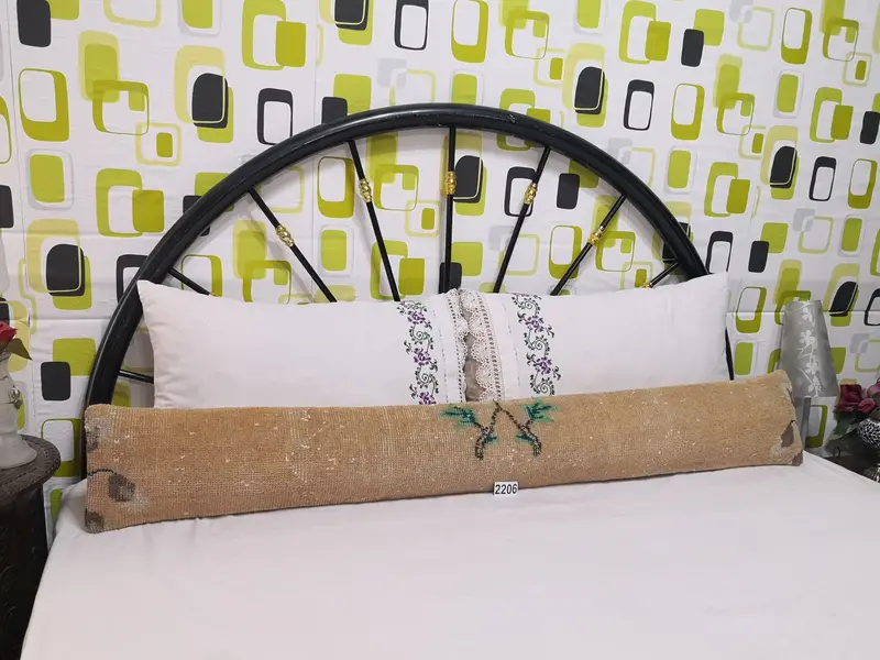 Handgefertigtes Wollkissen mit besticktem Design, Vintage-Rechteckkissen