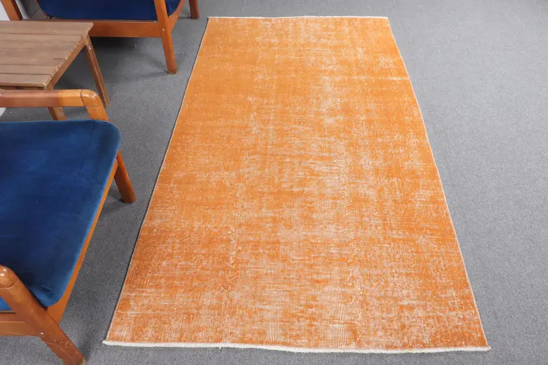 Türkischer Vintage-Teppich, Fläche 111 x 211 cm (3,6 x 6,9 Fuß), orangefarbener Patchwork-Wollteppich - 1