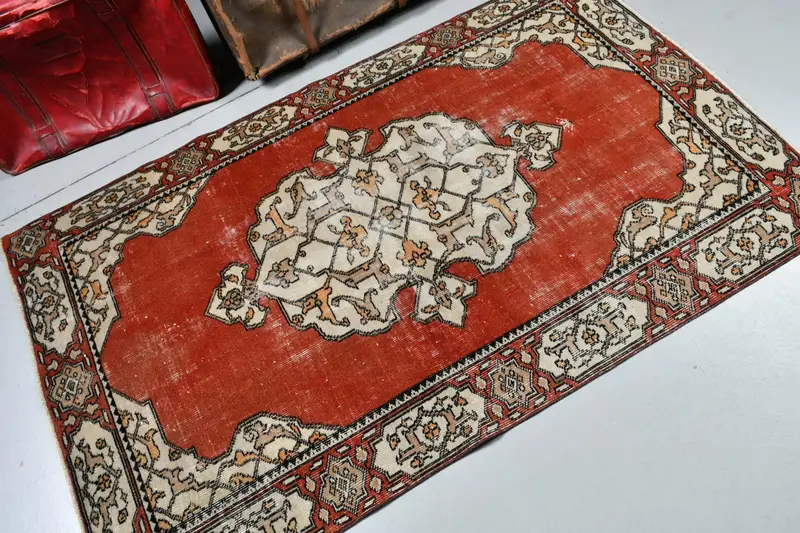 Vintage Halı, 3.5x5.7 ft Türk Halısı, Kırmızı Beyaz Soyut Yün Halı - 1