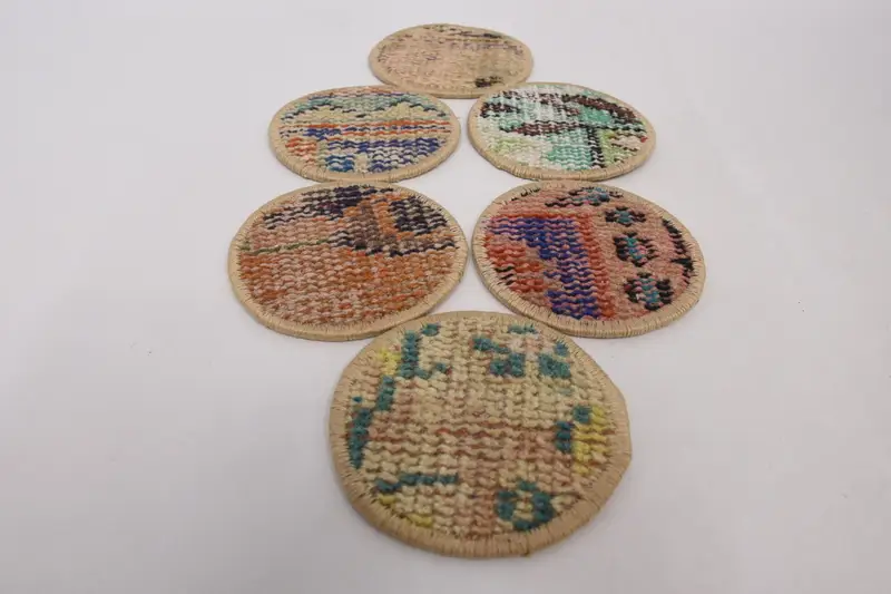 エレガントなオレンジとベージュのコースター、耐久性がありスタイリッシュなコースター