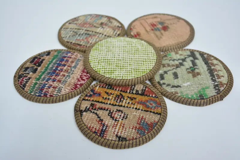 Posavasos redondos bohemios verdes y bronce, posavasos bohemios únicos