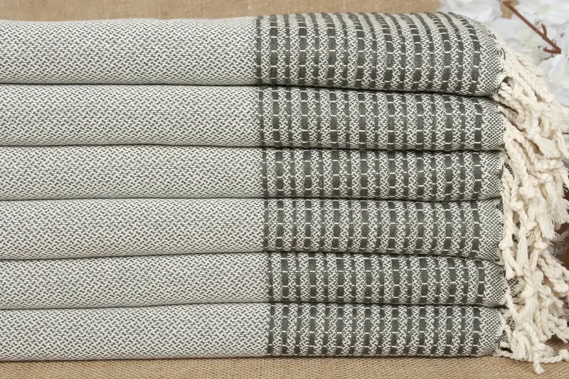 Toalla de playa Monograma de algodón orgánico a rayas verde caqui, 36 x 69 pulgadas