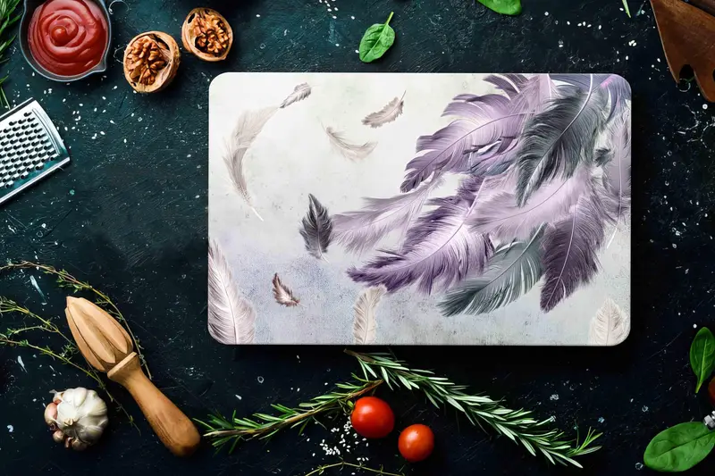 フェザーエッジのパープルガラスカッティングボード、現代的なソフトトーン