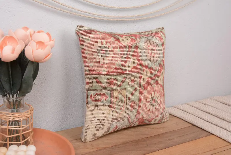 Rot und Beige besticktes Wurfkissen, Vintage Blumenkissen