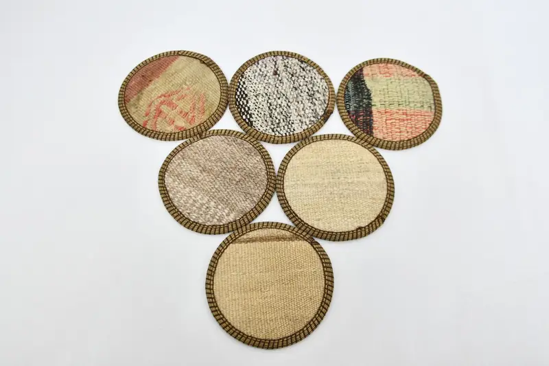 エレガントなベージュとブラウンのコースター、プレミアムサークルコースターセット
