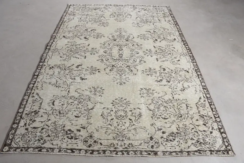 Türkischer Teppich, großer 5,6 x 8,3 Fuß großer Vintage-Teppich, weißer Wollteppich mit Blumenmuster - 1