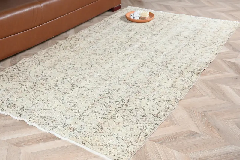 エレガントなベージュ&レッドのパッチワークラグ、4.2x7.3フィート