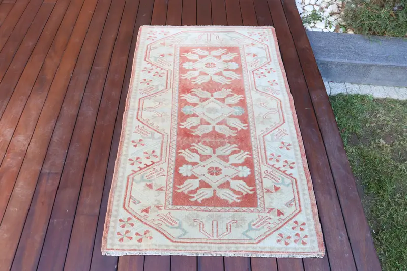 Türkischer Vintage-Teppich 2,6 x 4,4 Fuß (80 x 135 cm), roter Oushak-Wollteppich - 1