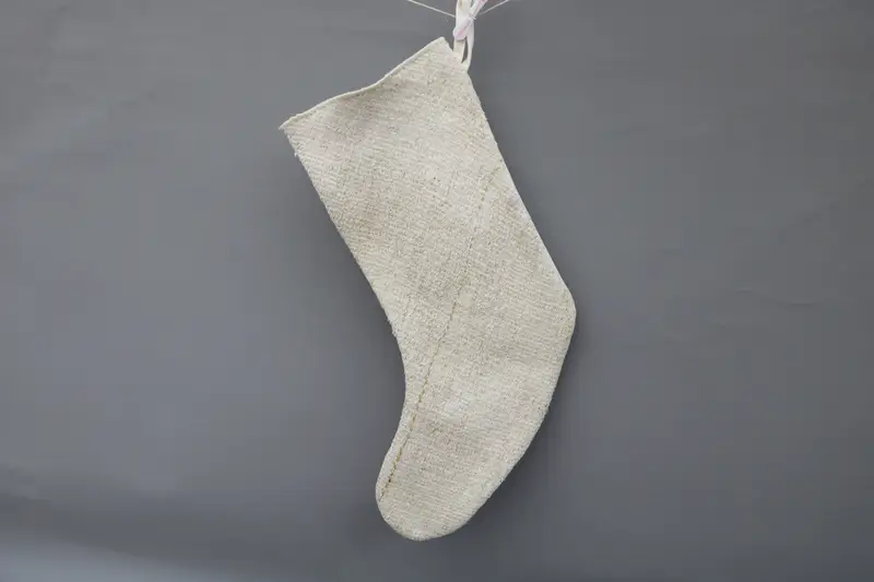 Medias navideñas beige con adornos blancos, medias festivas