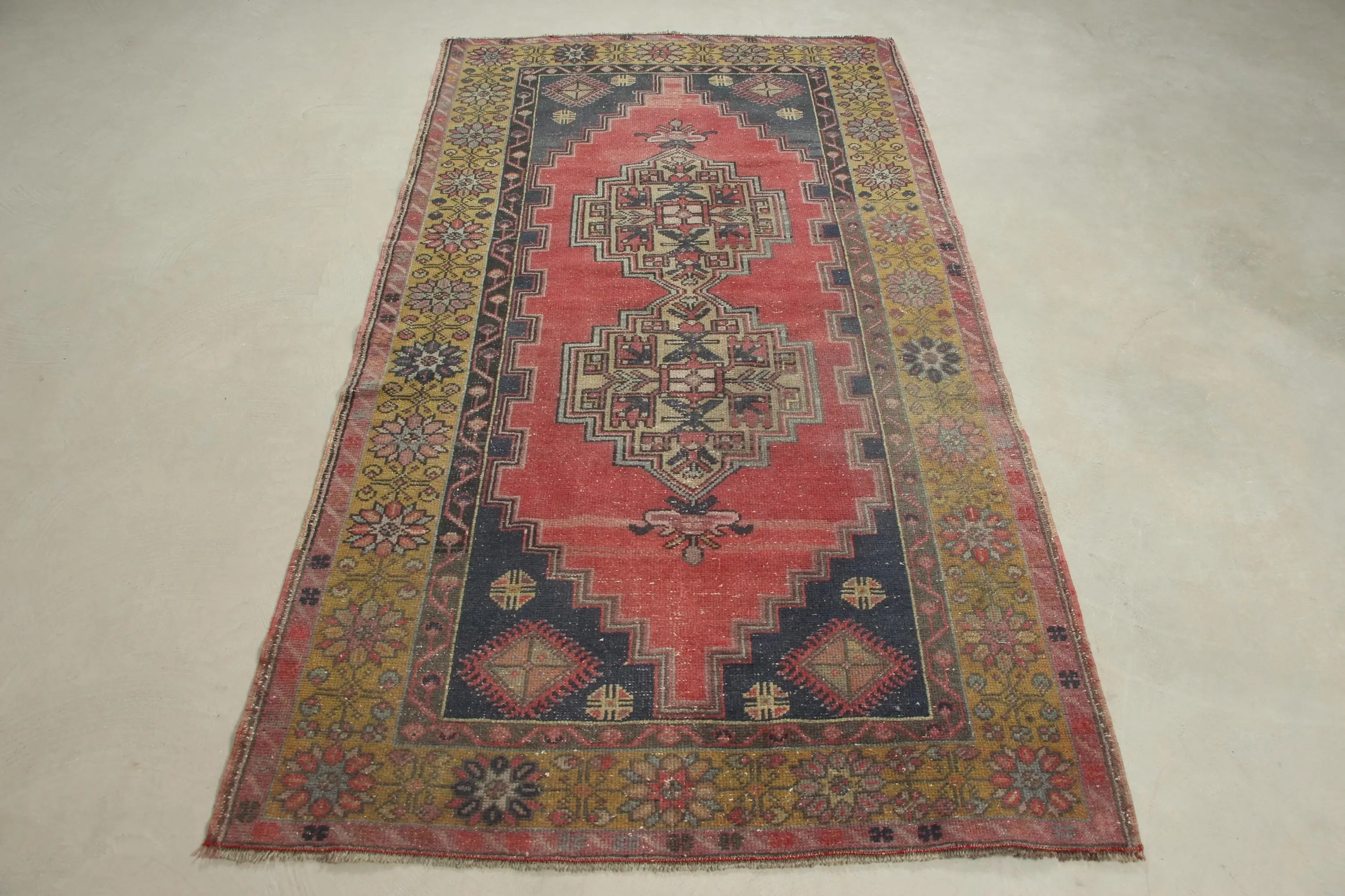 Türkischer Vintage-Teppich, 3,8 x 7,2 Fuß großer Teppich, rot-blau umrandeter Wollteppich - 1