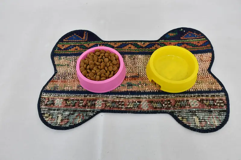 ボヘミアン ラウンド ウール プレースマット、赤と青銅の伝統的なデザイン