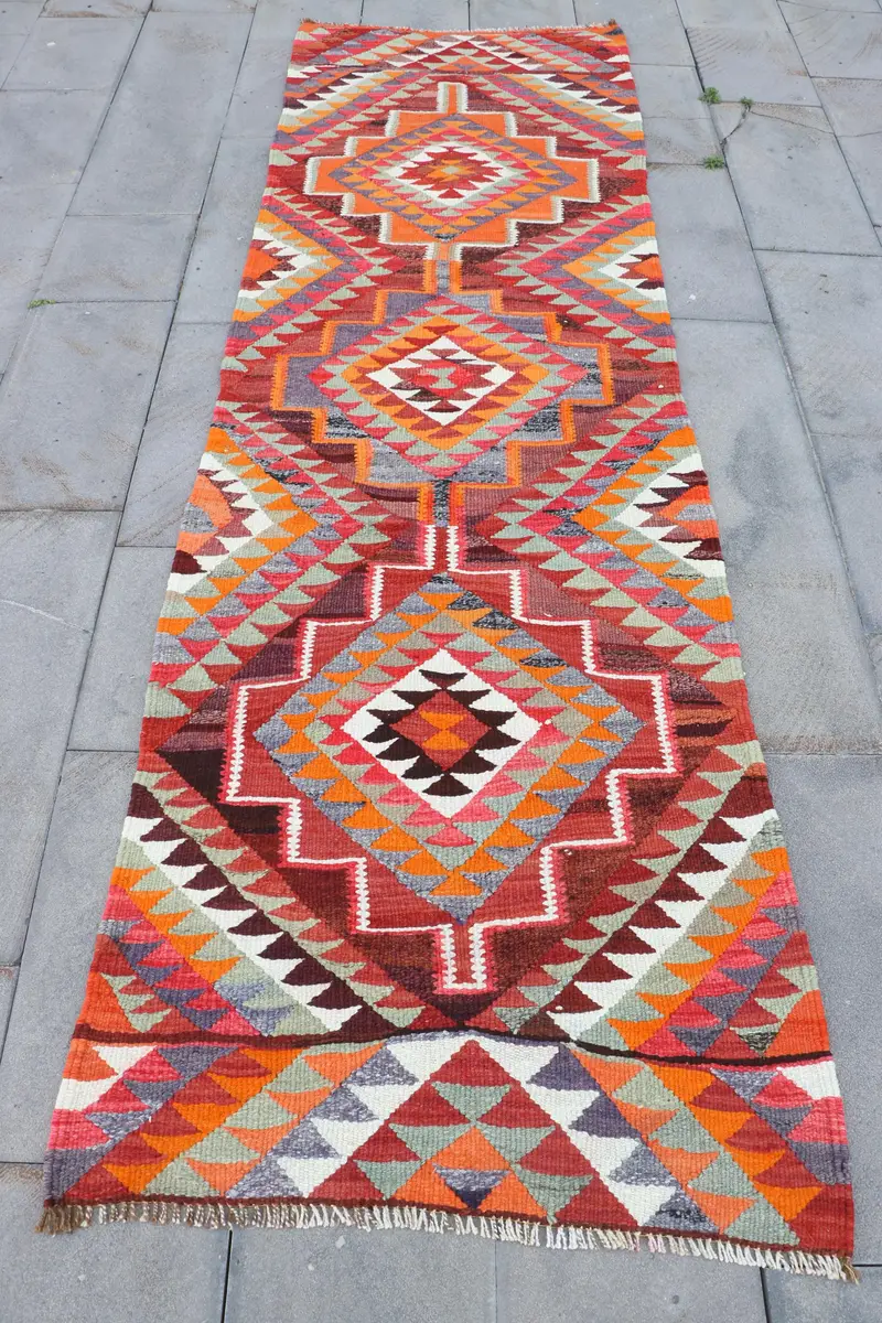 Türkischer Kelim-Teppich 3,1 x 9,4 Fuß, rot-orange gestreifter Vintage-Wollteppich - 1