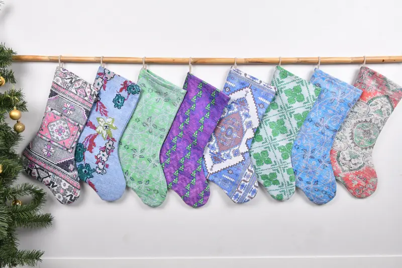 Patrón de adornos navideños, calcetín colorido de 7 pulgadas