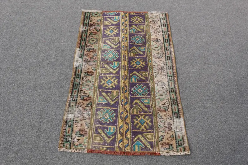 Blauer, grün umrandeter Teppich, 2,4 x 4,1 Fuß, schickes Dekor