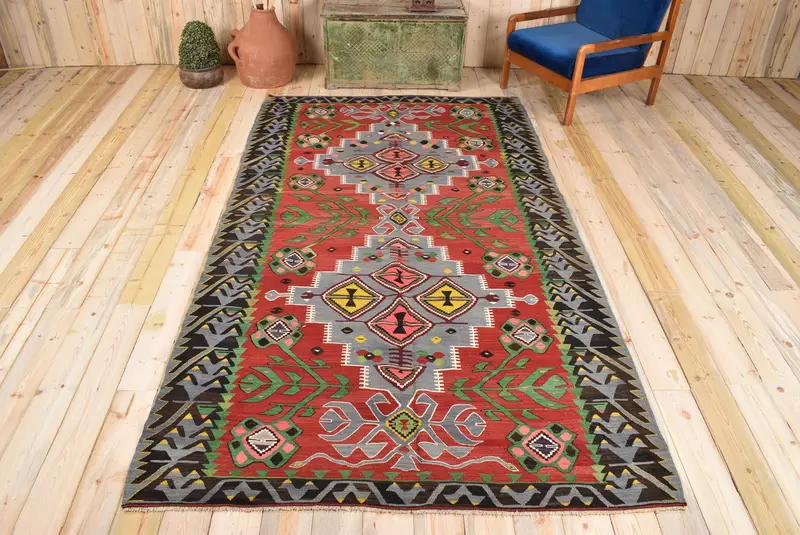 Kırmızı Hayvan Baskılı Halı, Yeşil Desenli 5,5x9,6 ft