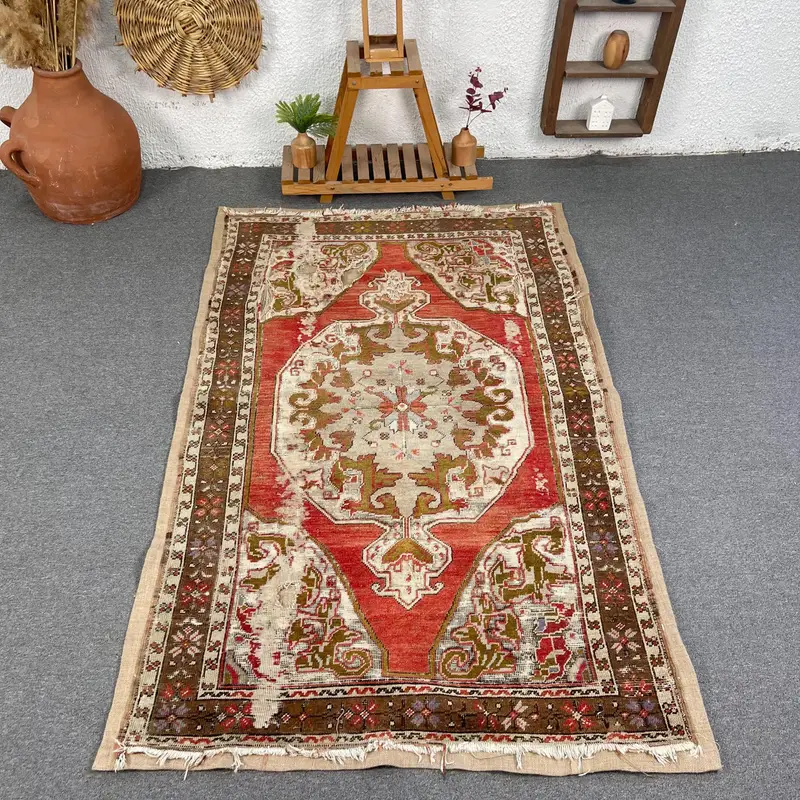 Eleganter roter Ikat-Teppich, 3,9 x 6,5 Fuß mit grünen Akzenten