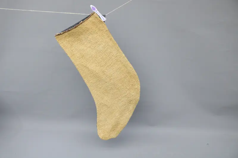 Medias navideñas beige con adornos amarillos, decoración festiva