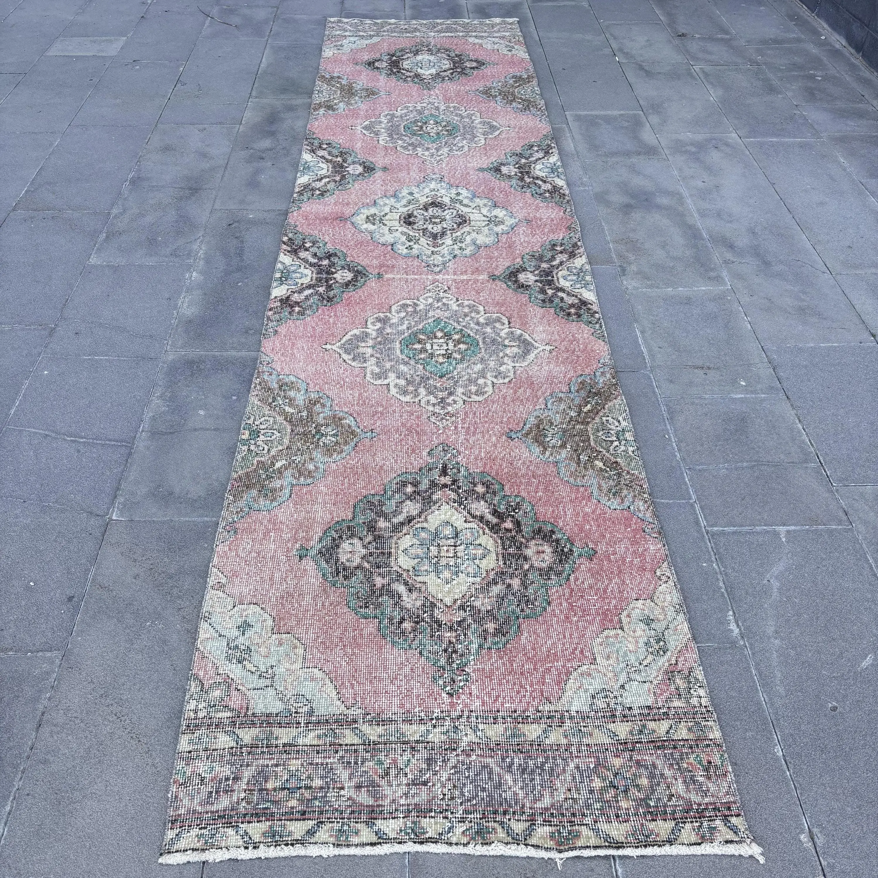 2,9 x 12,5 ft türkischer Vintage-Teppich, Läuferteppich, rot-blau karierter Wollteppich - 1
