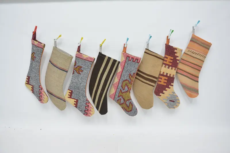 Şenlikli Noel Süsleri Deseni, 8 İnç Geniş Tatil Çorabı