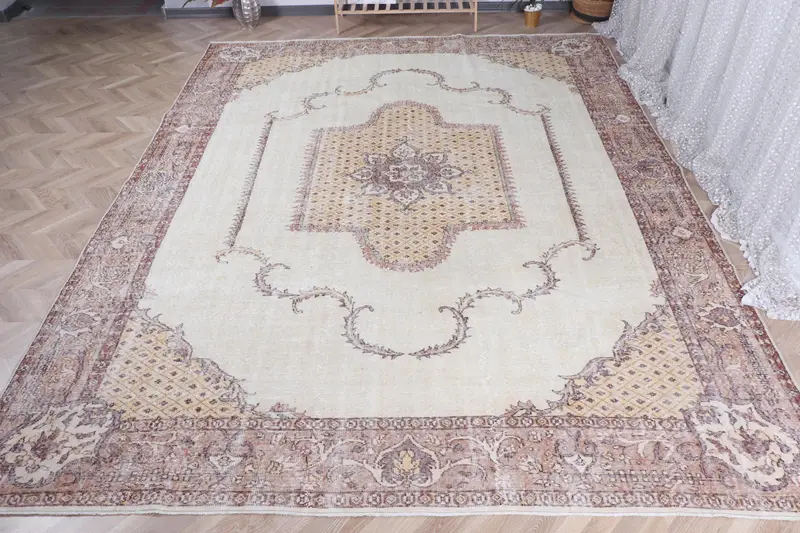 Alfombra hecha a mano en color beige y amarillo, diseño botánico de 0,8x12 pies