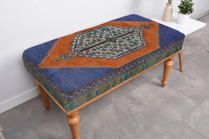 オレンジのアクセントが付いたモダンなブルーのオットマン、多用途のソファオットマン