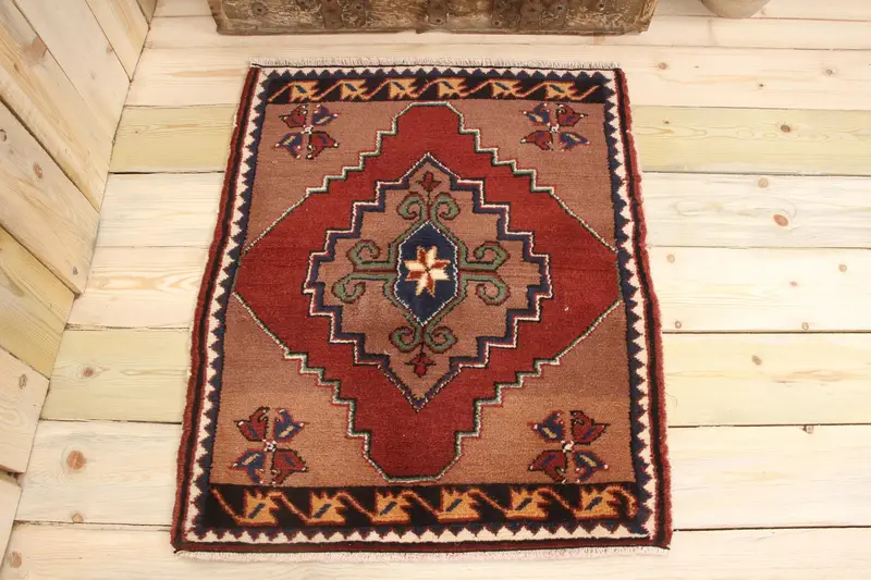 Handgefertigter brauner Teppich mit rotem Rand, 1,8 x 2,7 Fuß