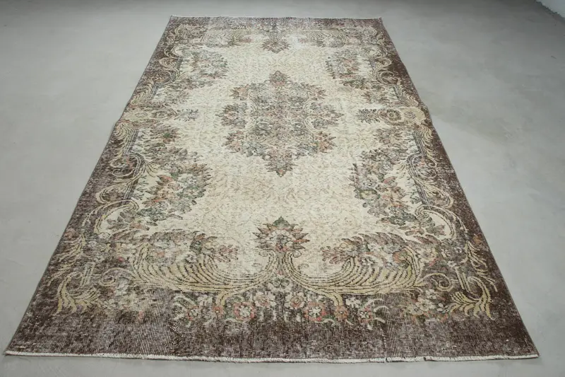 Elegant Beige Floral Rug, 5.5x9.7 ft Chic Decor