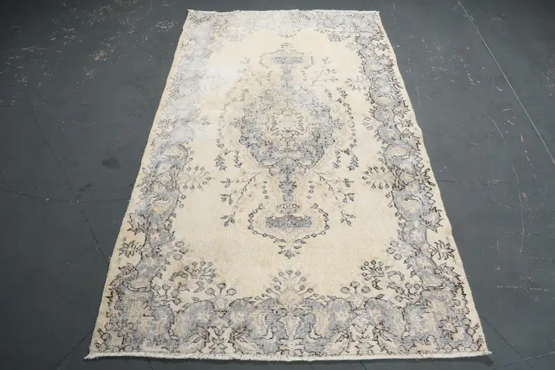 Vintage-Teppich, 1,2 x 2,1 m, türkischer Wollteppich mit weißem Blumenmuster - 1