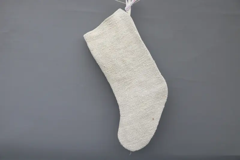 Medias navideñas beige con adornos blancos, decoración festiva