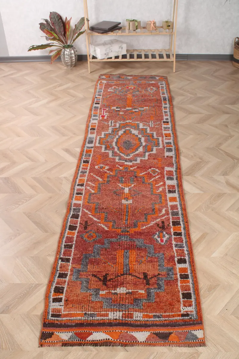 2.7x10.5 ft Halı, Vintage Türk Halısı, Herki Kırmızı Bitki ve Ağaç Halısı - 1