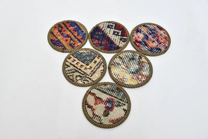 Posavasos elegantes en color beige y bronce, juego de posavasos premium de inspiración étnica