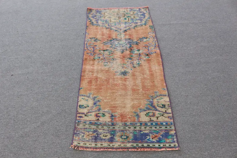 Leuchtender orangefarbener Teppich, 4,9 x 4,92 Fuß großes, blau umrandetes Design