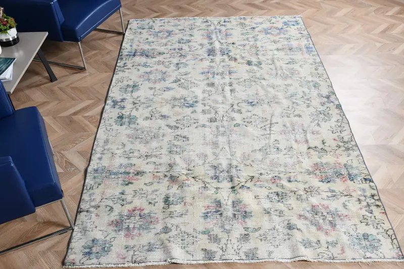 Vintage 5,6x9,2 ft Teppich, großer türkischer Teppich, weiß blauer Teppich mit Tiermuster - 1