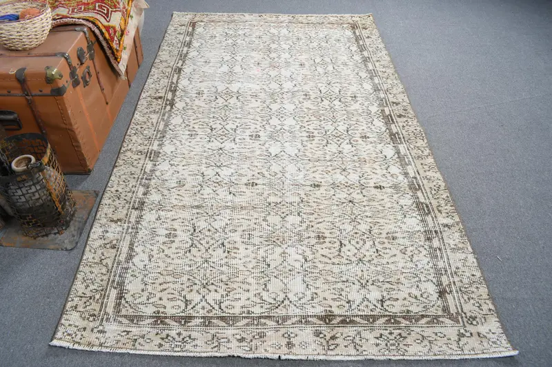 Eleganter Teppich in Beige und Braun, 4,6 x 7,9 Fuß, Tiermuster