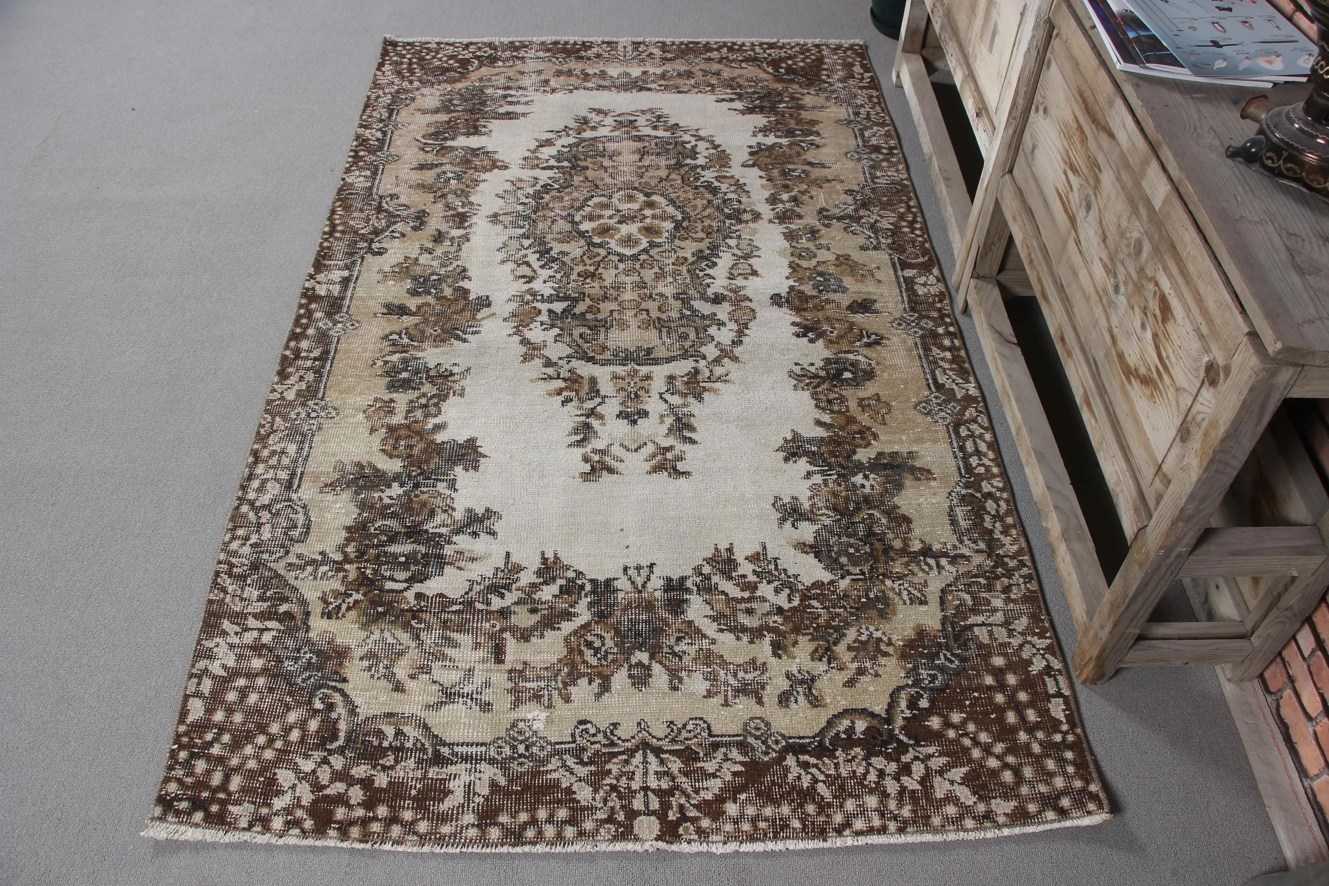 Türk Halısı 3,9x6,3 ft (118x193 cm), Kahverengi Çiçekli Vintage Halı - 1