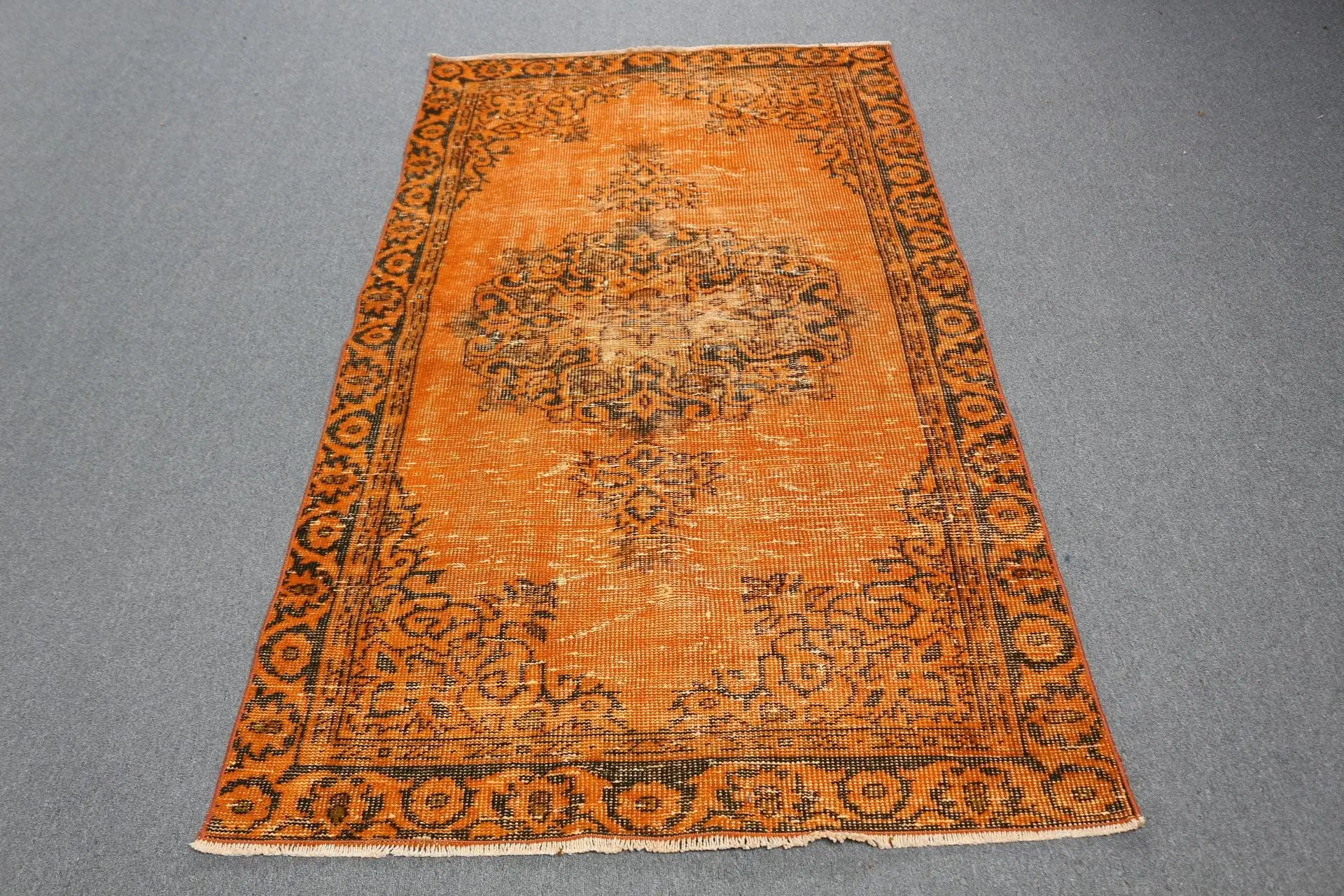 Türk Halısı, 3.7x6.4 ft Vintage Halı, Turuncu Siyah Yün Halı - 1