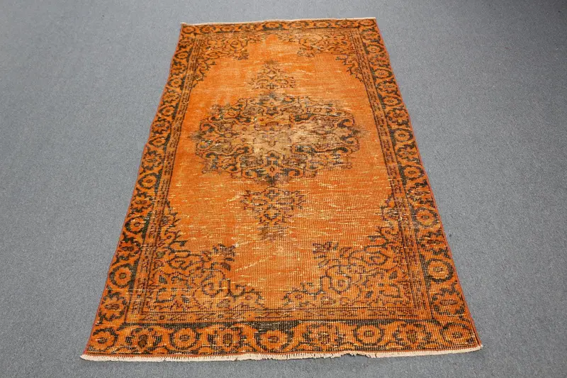 オレンジのペルシャ絨毯、3.7x6.4フィート、ブラックアクセント付き